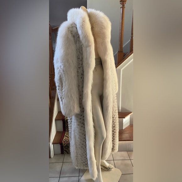 Elegant White Fox Fur Coat With Brownish Fur Markings - Picture 4 of 11